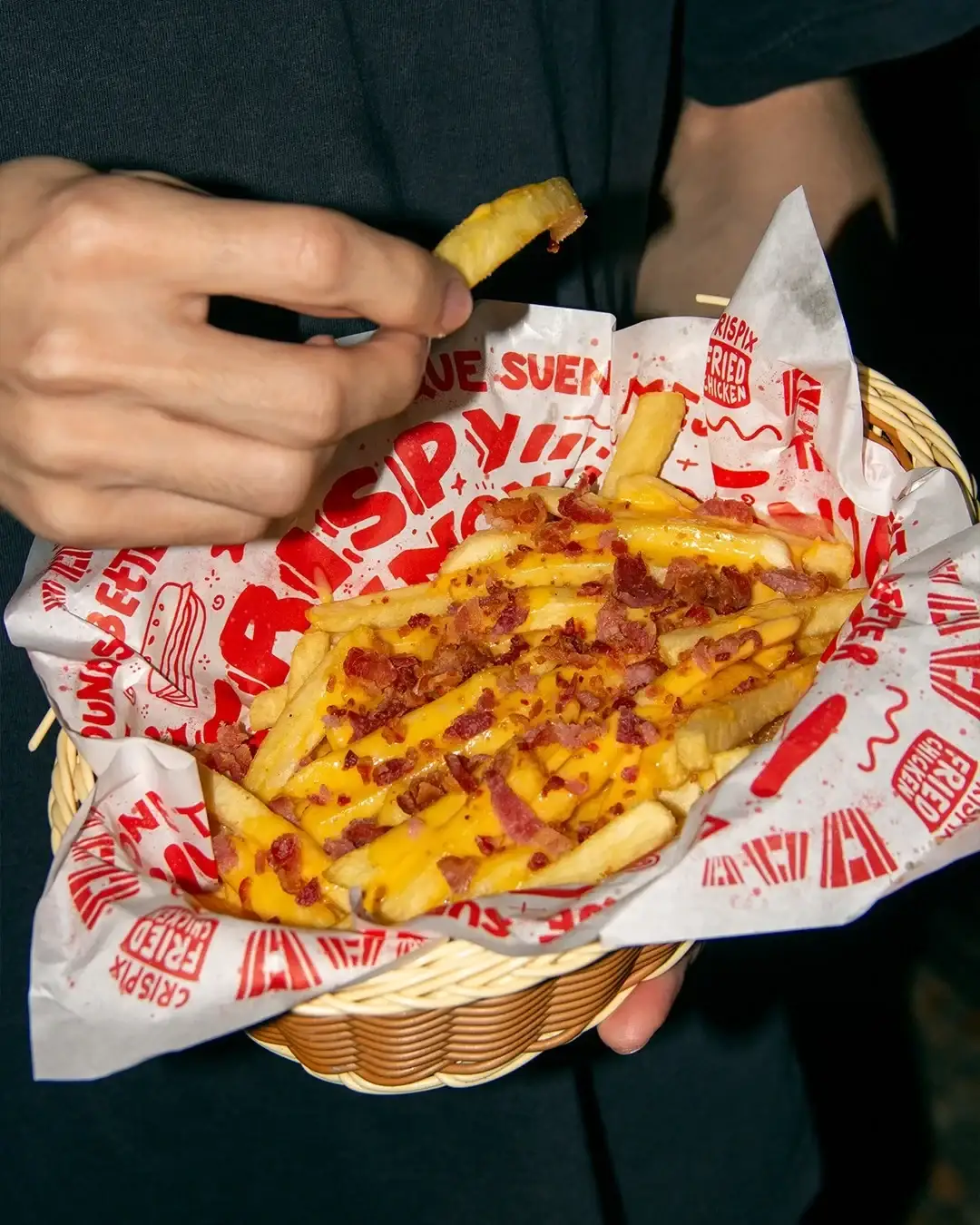 Papas con cheddar y bacon